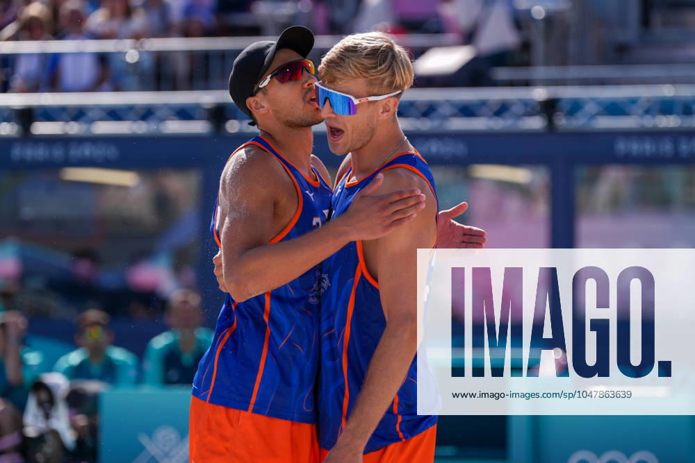 2024-07-28 Beach Volleybal - Olympic Games, Olympische Spiele, Olympia, OS Paris 2024 - Day 2 PARIS, FRANCE - JULY 28: Matthew Immers of the Netherlands celebrates with Steven van de Velde competing in the Men s Preliminary Phase during Day 2 of Beach Volleybal - Olympic Games Paris 2024 at Eiffel Tower Stadium on July 28, 2024 in Paris, France. (Photo by Joris Verwijst BSR Agency) Paris France Content not available for redistribution in The Netherlands directly or indirectly through any third parties.