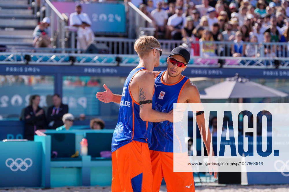 2024-07-28 Beach Volleybal - Olympic Games, Olympische Spiele, Olympia, OS Paris 2024 - Day 2 PARIS, FRANCE - JULY 28: Matthew Immers of the Netherlands celebrates with Steven van de Velde competing in the Men s Preliminary Phase during Day 2 of Beach Volleybal - Olympic Games Paris 2024 at Eiffel Tower Stadium on July 28, 2024 in Paris, France. (Photo by Joris Verwijst BSR Agency) Paris France Content not available for redistribution in The Netherlands directly or indirectly through any third parties.