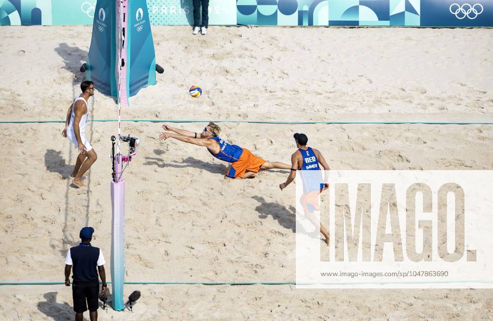 PARIS - Steven van de Velde and Matthew Immers (R) in action against Alex Ranghieri (L) during the men s Beach volleyball, Beachvolleyball group match between the Netherlands and Italy during the Olympic Games, Olympische Spiele, Olympia, OS in France. ANP KOEN VAN WEEL ANPxSportx IVx 504419018 originalFilename: 504419018