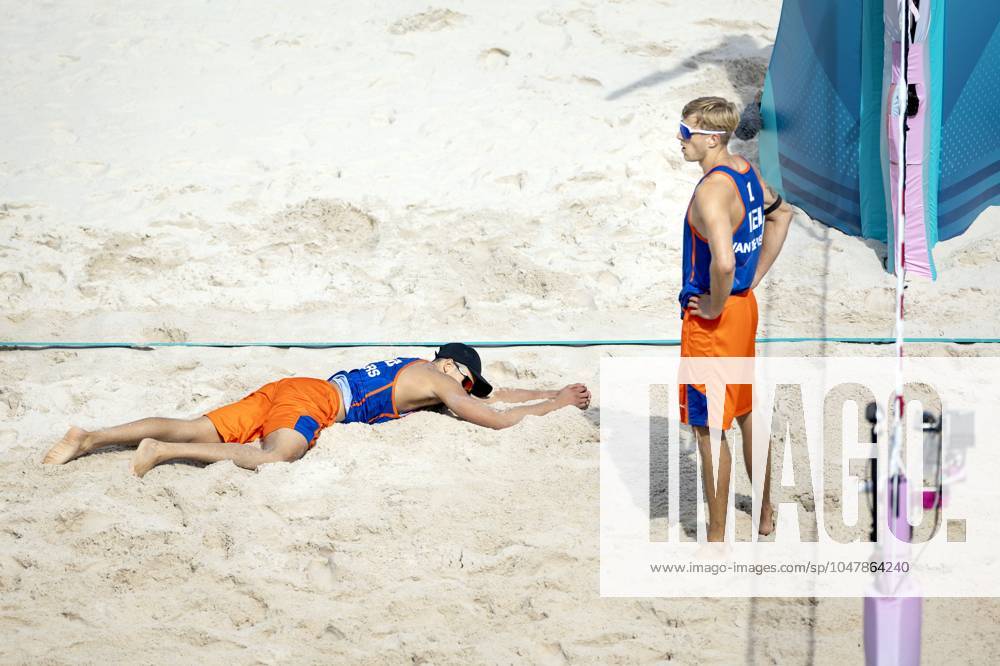 PARIS - Steven van de Velde and Matthew Immers (L) after the group match of the men s Beach volleyball, Beachvolleyball between the Netherlands and Italy during the Olympic Games, Olympische Spiele, Olympia, OS in France. ANP KOEN VAN WEEL ANPxSportx IVx 504421112 originalFilename: 504421112