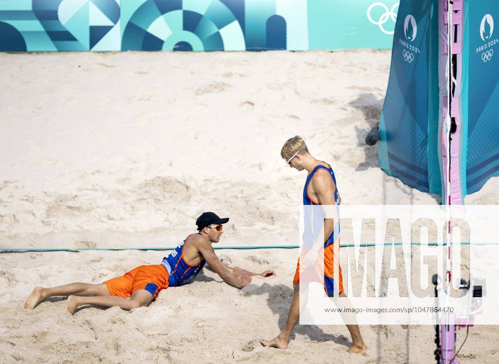 PARIS - Steven van de Velde and Matthew Immers (L) after the group match of the men s Beach volleyball, Beachvolleyball between the Netherlands and Italy during the Olympic Games, Olympische Spiele, Olympia, OS in France. ANP KOEN VAN WEEL ANPxSportx IVx 504421514 originalFilename: 504421514