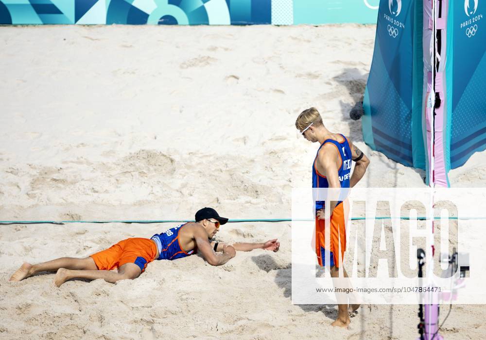 PARIS - Steven van de Velde and Matthew Immers (L) after the group match of the men s Beach volleyball, Beachvolleyball between the Netherlands and Italy during the Olympic Games, Olympische Spiele, Olympia, OS in France. ANP KOEN VAN WEEL ANPxSportx IVx 504421520 originalFilename: 504421520
