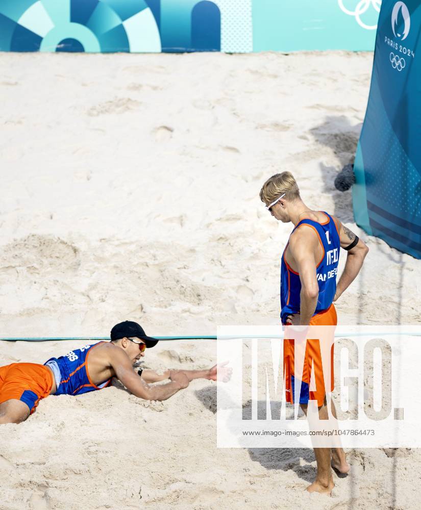 PARIS - Steven van de Velde and Matthew Immers (L) after the group match of the men s Beach volleyball, Beachvolleyball between the Netherlands and Italy during the Olympic Games, Olympische Spiele, Olympia, OS in France. ANP KOEN VAN WEEL ANPxSportx IVx 504421527 originalFilename: 504421527