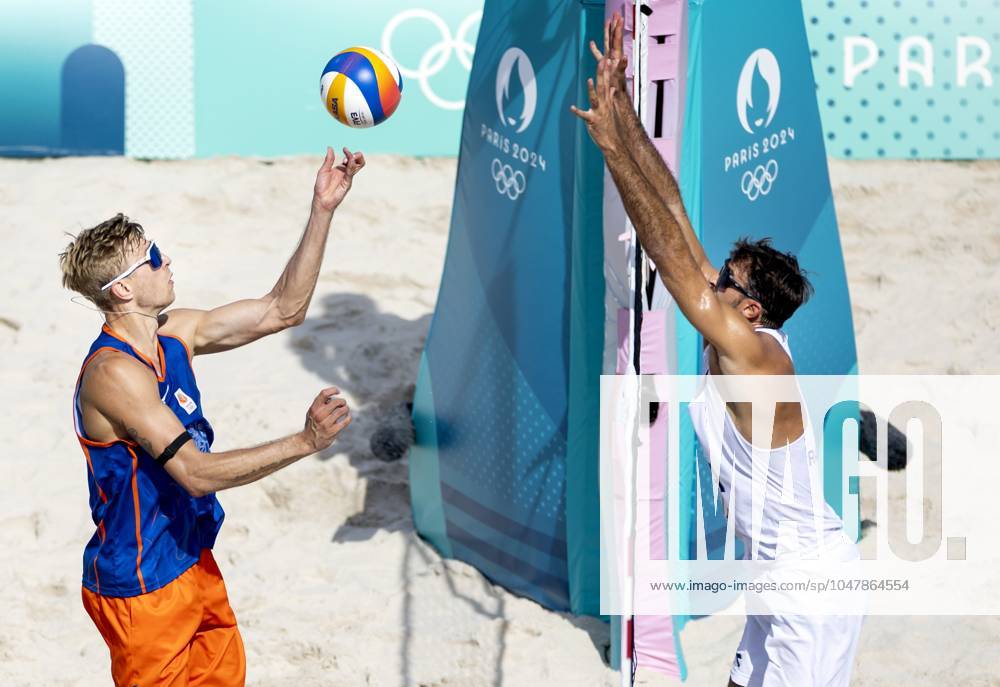 PARIS - Steven van de Velde in action against Alex Ranghieri (R) during the group match of the men s Beach volleyball, Beachvolleyball between the Netherlands and Italy during the Olympic Games, Olympische Spiele, Olympia, OS in France. ANP KOEN VAN WEEL ANPxSportx IVx 504421876 originalFilename: 504421876
