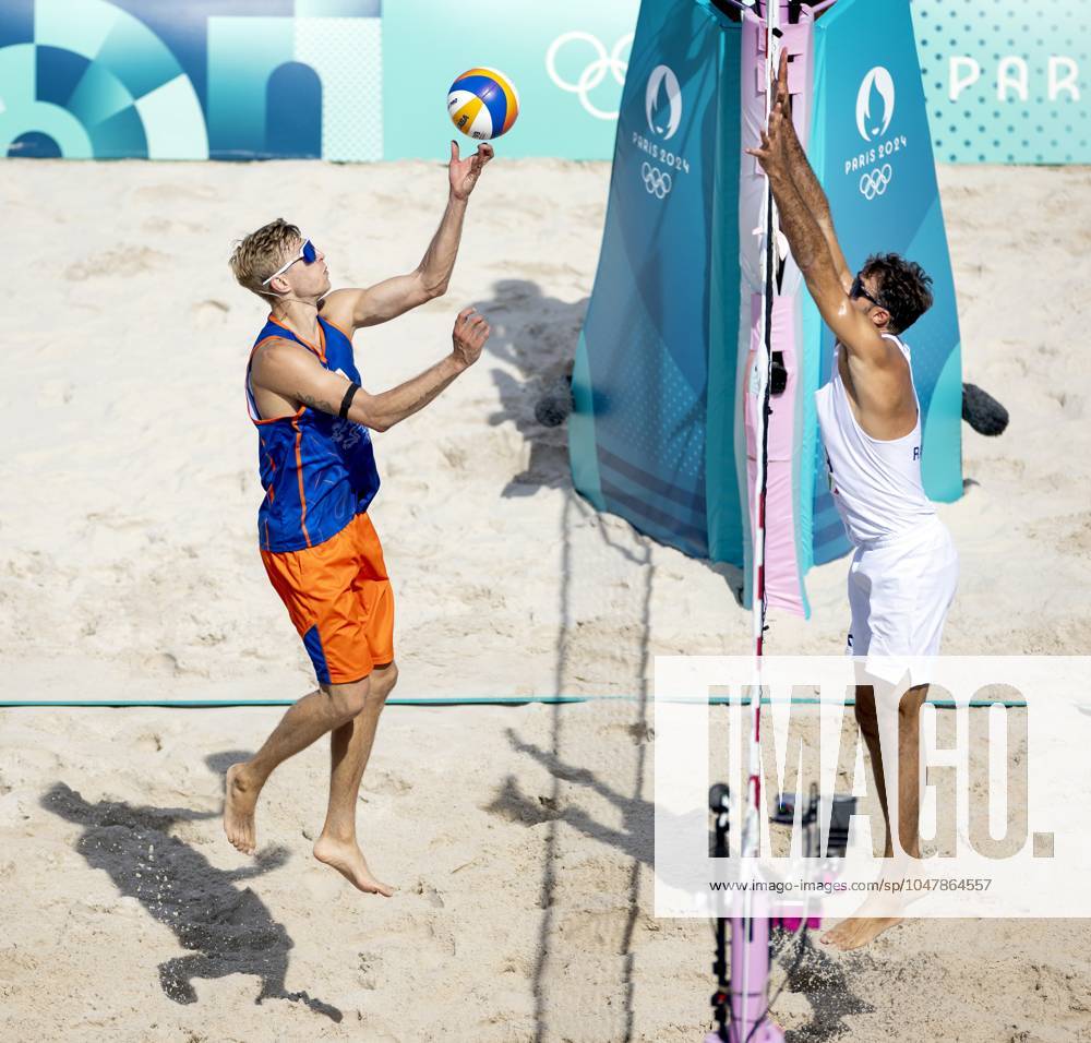 PARIS - Steven van de Velde in action against Alex Ranghieri (R) during the group match of the men s Beach volleyball, Beachvolleyball between the Netherlands and Italy during the Olympic Games, Olympische Spiele, Olympia, OS in France. ANP KOEN VAN WEEL ANPxSportx IVx 504421889 originalFilename: 504421889