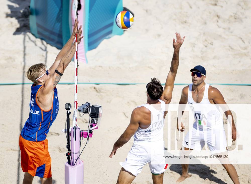 PARIS - Steven van de Velde (L) in action against Alex Ranghieri (M) and Adrian Ignacio Carambula Raurich during the men s Beach volleyball, Beachvolleyball group match between the Netherlands and Italy during the Olympic Games, Olympische Spiele, Olympia, OS in France. ANP KOEN VAN WEEL ANPxSportx IVx 504423509 originalFilename: 504423509