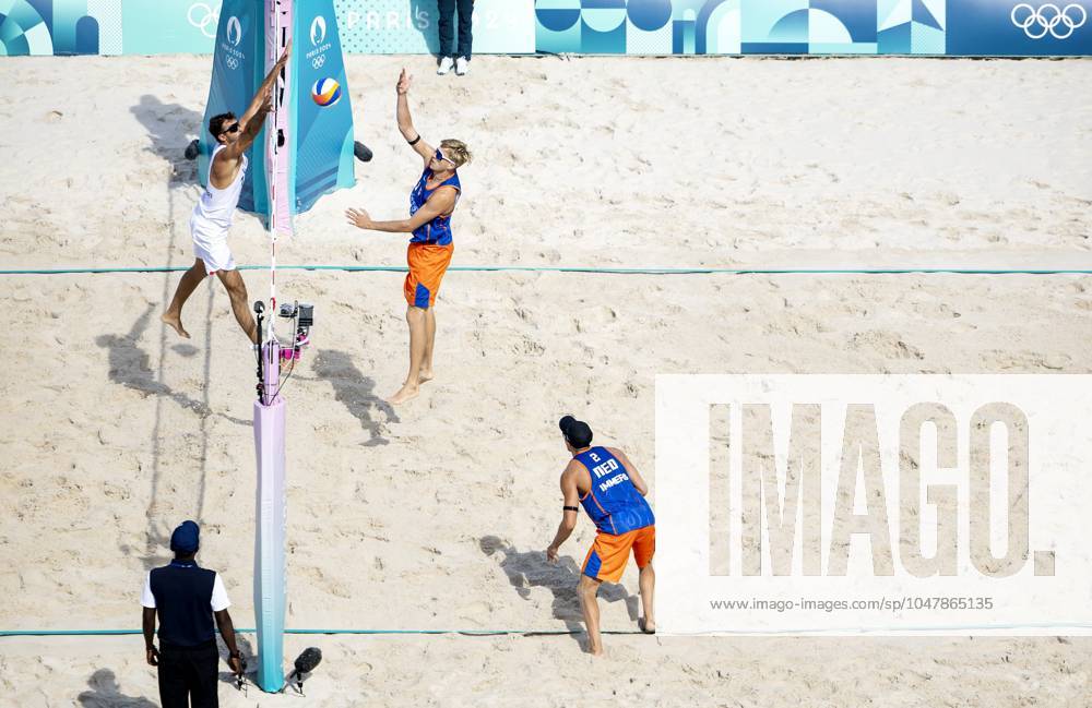 PARIS - Steven van de Velde and Matthew Immers (R) in action against Alex Ranghieri (L) during the men s Beach volleyball, Beachvolleyball group match between the Netherlands and Italy during the Olympic Games, Olympische Spiele, Olympia, OS in France. ANP KOEN VAN WEEL ANPxSportx IVx 504423529 originalFilename: 504423529