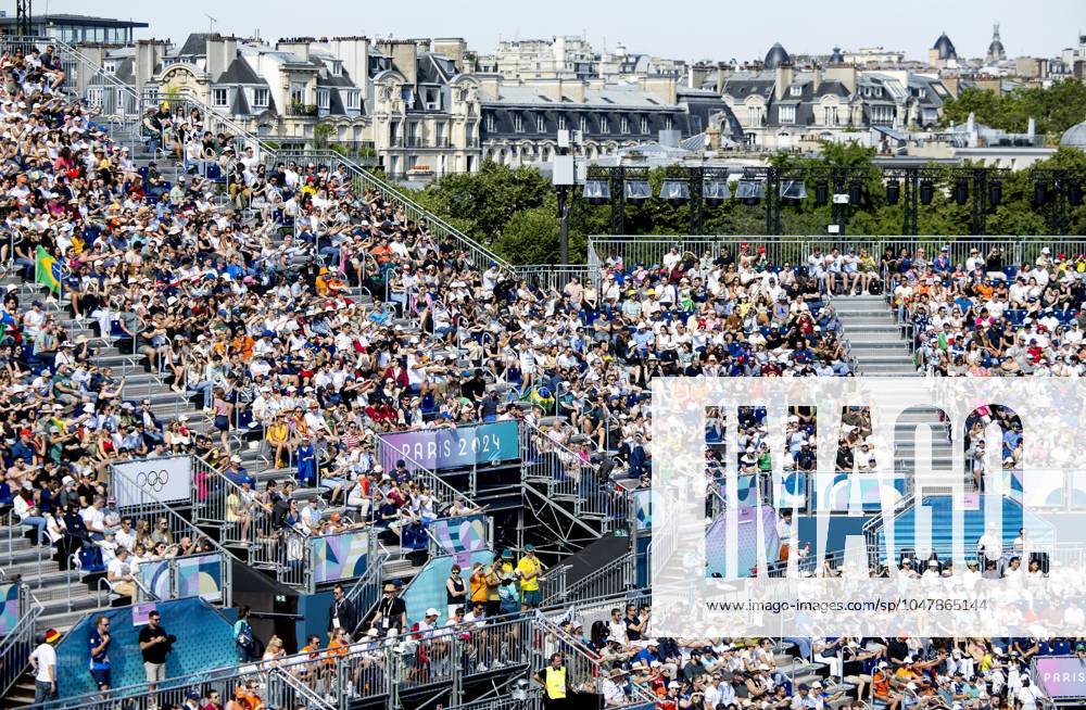 PARIS - Audience during the men s Beach volleyball, Beachvolleyball group match between the Netherlands and Italy during the Olympic Games, Olympische Spiele, Olympia, OS in France. ANP KOEN VAN WEEL ANPxSportx IVx 504423535 originalFilename: 504423535