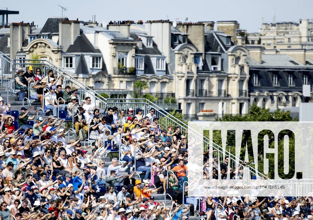 PARIS - Audience during the men s Beach volleyball, Beachvolleyball group match between the Netherlands and Italy during the Olympic Games, Olympische Spiele, Olympia, OS in France. ANP KOEN VAN WEEL ANPxSportx IVx 504423546 originalFilename: 504423546