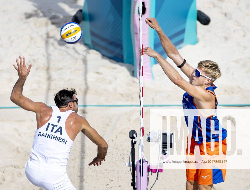 PARIS - Steven van de Velde in action against Alex Ranghieri (L) during the group match of the men s Beach volleyball, Beachvolleyball between the Netherlands and Italy during the Olympic Games, Olympische Spiele, Olympia, OS in France. ANP KOEN VAN WEEL ANPxSportx IVx 504423554 originalFilename: 504423554