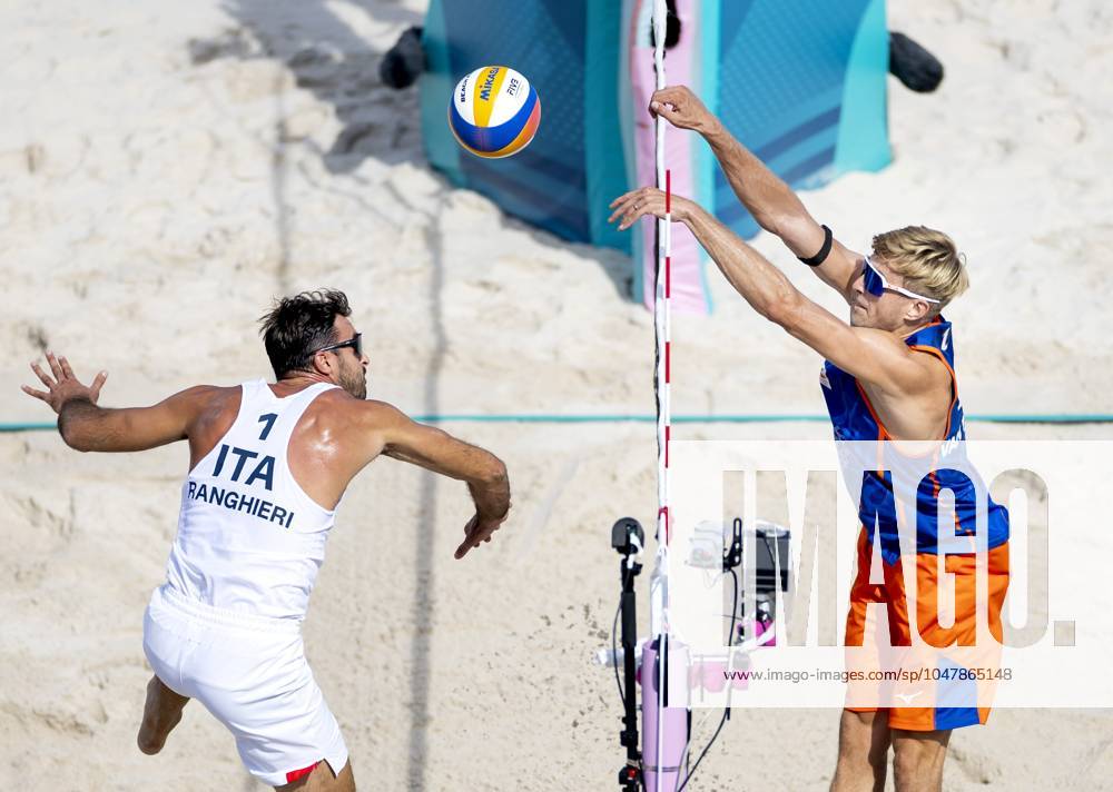 PARIS - Steven van de Velde in action against Alex Ranghieri (L) during the group match of the men s Beach volleyball, Beachvolleyball between the Netherlands and Italy during the Olympic Games, Olympische Spiele, Olympia, OS in France. ANP KOEN VAN WEEL ANPxSportx IVx 504423560 originalFilename: 504423560