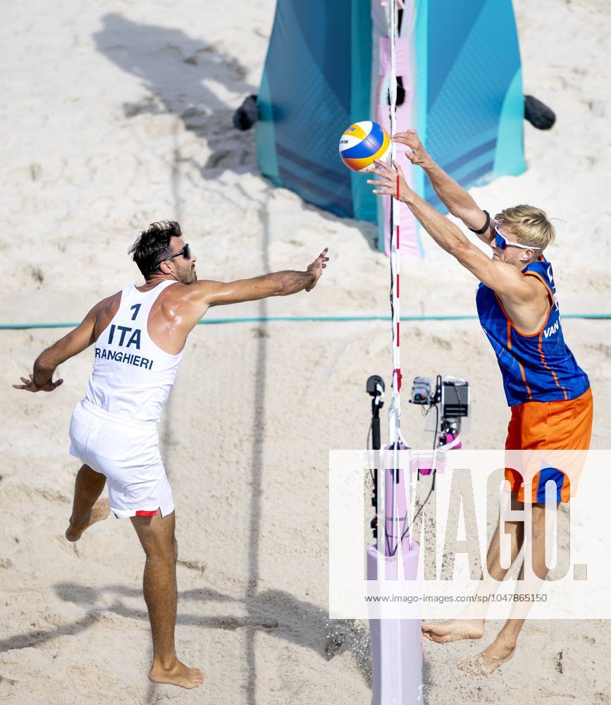 PARIS - Steven van de Velde in action against Alex Ranghieri (L) during the group match of the men s Beach volleyball, Beachvolleyball between the Netherlands and Italy during the Olympic Games, Olympische Spiele, Olympia, OS in France. ANP KOEN VAN WEEL ANPxSportx IVx 504423565 originalFilename: 504423565