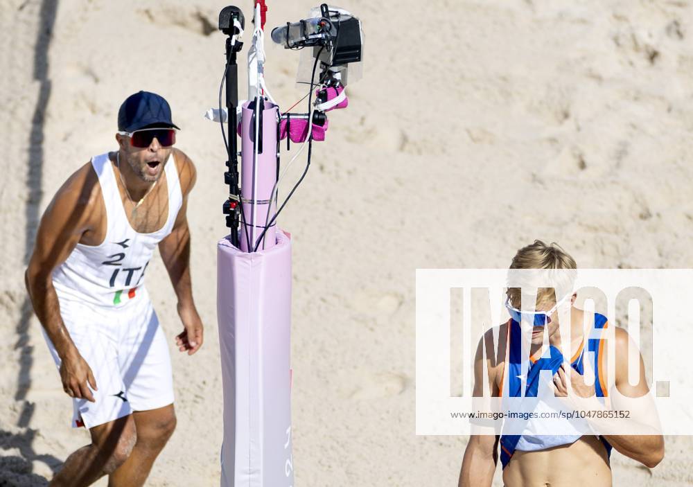 PARIS - Steven van de Velde (R) and Adrian Ignacio Carambula Raurich during the men s Beach volleyball, Beachvolleyball group match between the Netherlands and Italy during the Olympic Games, Olympische Spiele, Olympia, OS in France. ANP KOEN VAN WEEL ANPxSportx IVx 504423583 originalFilename: 504423583