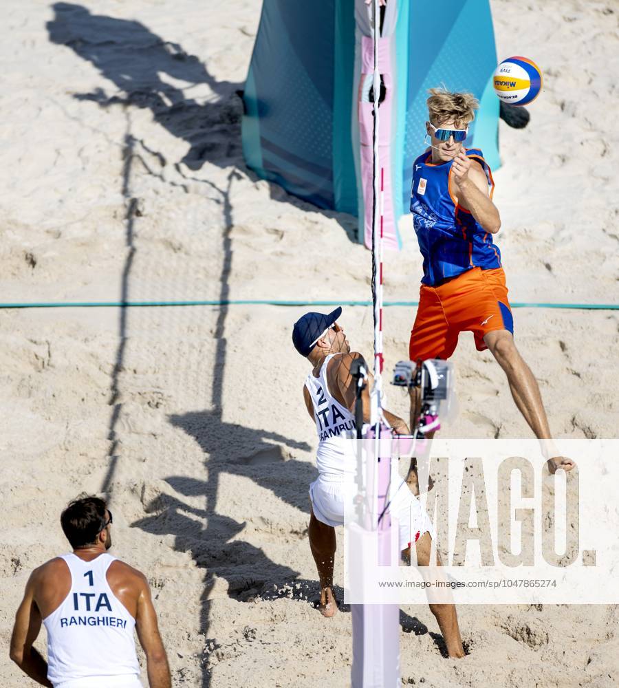 PARIS - Steven van de Velde in action against Alex Ranghieri (L) and Adrian Ignacio Carambula Raurich (M) during the men s Beach volleyball, Beachvolleyball group match between the Netherlands and Italy during the Olympic Games, Olympische Spiele, Olympia, OS in France. ANP KOEN VAN WEEL ANPxSportx IVx 504423677 originalFilename: 504423677