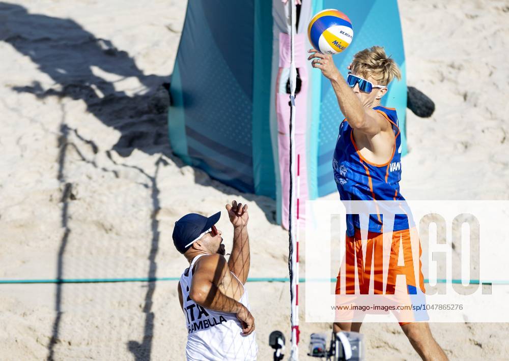 PARIS - Steven van de Velde in action against Adrian Ignacio Carambula Raurich (L) during the group match of the men s Beach volleyball, Beachvolleyball between the Netherlands and Italy during the Olympic Games, Olympische Spiele, Olympia, OS in France. ANP KOEN VAN WEEL ANPxSportx IVx 504423684 originalFilename: 504423684