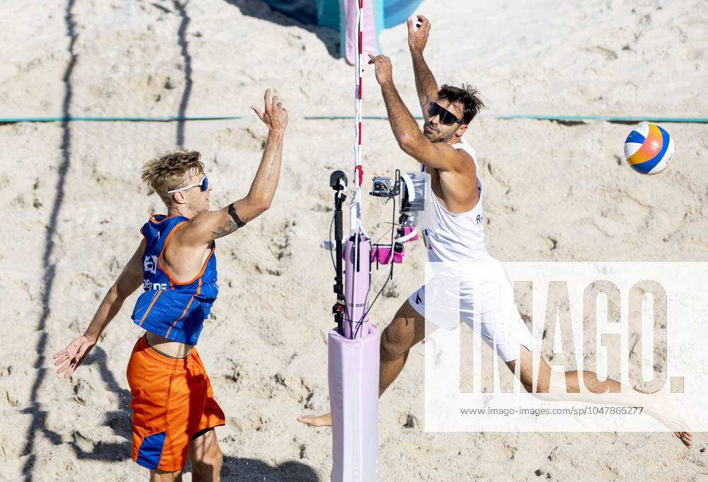 PARIS - Steven van de Velde in action against Alex Ranghieri (R) during the group match of the men s Beach volleyball, Beachvolleyball between the Netherlands and Italy during the Olympic Games, Olympische Spiele, Olympia, OS in France. ANP KOEN VAN WEEL ANPxSportx IVx 504423686 originalFilename: 504423686