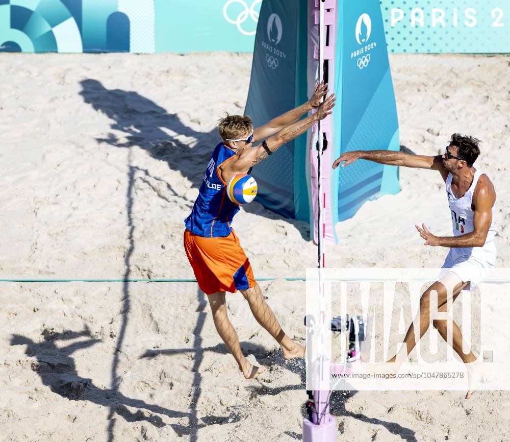 PARIS - Steven van de Velde in action against Alex Ranghieri (R) during the group match of the men s Beach volleyball, Beachvolleyball between the Netherlands and Italy during the Olympic Games, Olympische Spiele, Olympia, OS in France. ANP KOEN VAN WEEL ANPxSportx IVx 504423688 originalFilename: 504423688