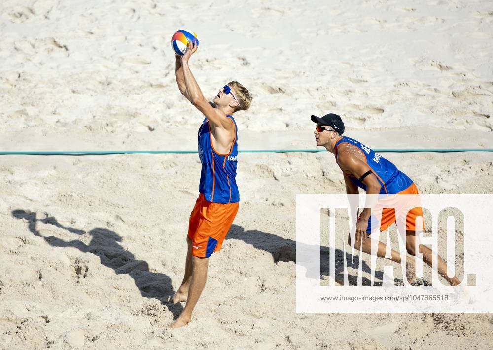 PARIS - Steven van de Velde and Matthew Immers (R) during the group match of the men s Beach volleyball, Beachvolleyball between the Netherlands and Italy during the Olympic Games, Olympische Spiele, Olympia, OS in France. ANP KOEN VAN WEEL ANPxSportx IVx 504424041 originalFilename: 504424041