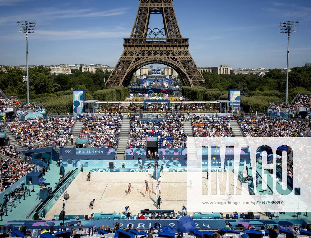 PARIS - Steven van de Velde and Matthew Immers in action against Alex Ranghieri and Adrian Ignacio Carambula Raurich during the men s Beach volleyball, Beachvolleyball group match between the Netherlands and Italy during the Olympic Games, Olympische Spiele, Olympia, OS in France. ANP KOEN VAN WEEL ANPxSportx IVx 504424799 originalFilename: 504424799