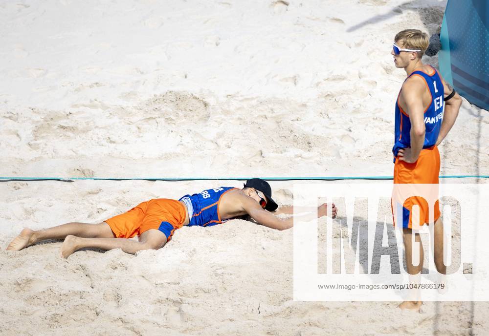 PARIS - Steven van de Velde and Matthew Immers (L) after the group match of the men s Beach volleyball, Beachvolleyball between the Netherlands and Italy during the Olympic Games, Olympische Spiele, Olympia, OS in France. ANP KOEN VAN WEEL ANPxSportx IVx 504425363 originalFilename: 504425363