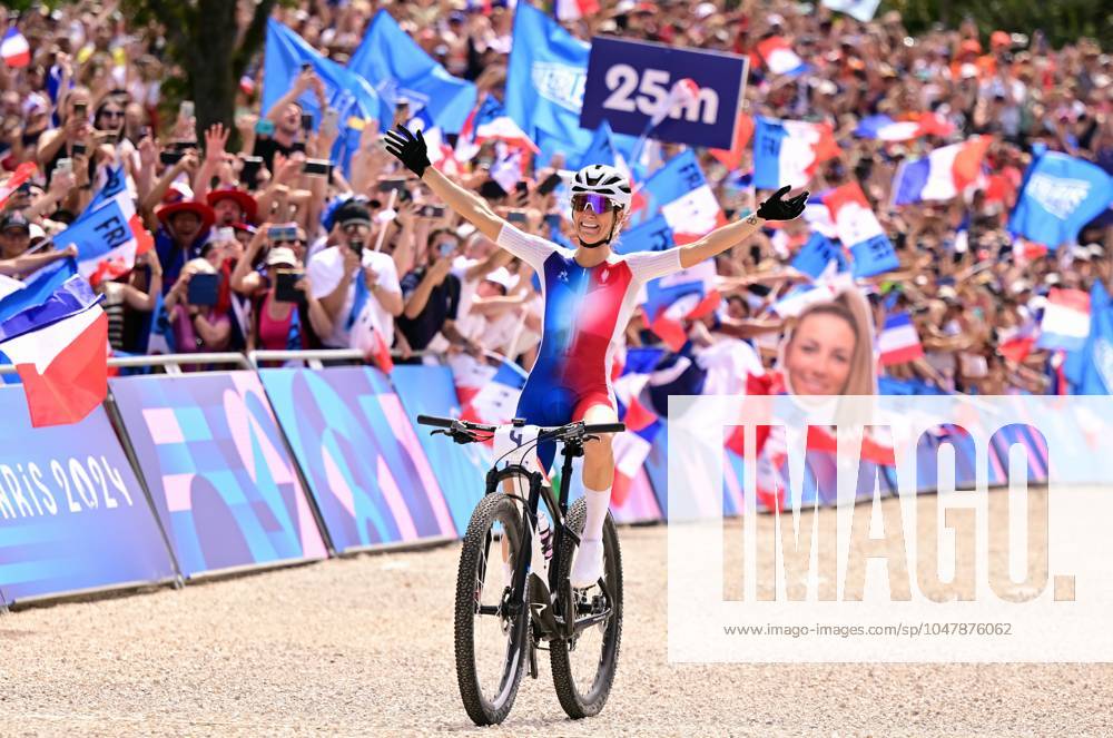 KW30 French Pauline Ferrand Prevot celebrates as she crosses the finish line to win the women s cross-country cycling race of the Paris 2024 Olympic Games, Olympische Spiele, Olympia, OS at the Colline d Elancourt climb near Paris, France on Sunday 28 July 2024. The Games of the XXXIII Olympiad are taking place in Paris from 26 July to 11 August. The Belgian delegation counts 165 athletes competing in 21 sports. LAURIExDIEFFEMBACQ x97237461x