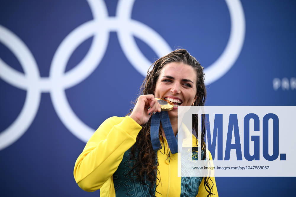 KW30 OLY24 CANOE SLALOM, Australian canoeist Jessica Fox holds poses with her gold medal after winning the Women s Kayak Single Final at Vaires-sur-Marne Nautical Stadium as part of the 2024 Paris Summer Olympic Games, Olympische Spiele, Olympia, OS in Seine?et?Marne, France, Sunday, July 28, 2024. ( NO ARCHIVING, , NO USE IN BOOKS WITHOUT CONSENT SEINE?ET?MARNE FRANCE