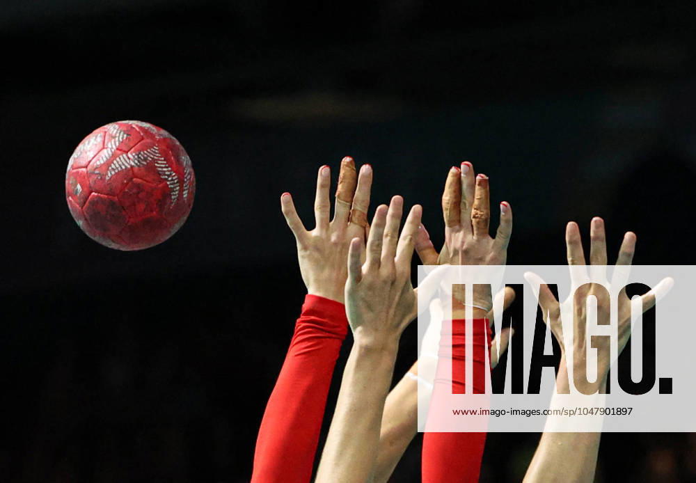 KW30 Paris 2024, Handball, Frauen, Dänemark - Norwegen (240728) -- PARIS, July 28, 2024 -- Players of Denmark block the ball during the handball Women s Preliminary Round Group A match between Denmark and Norway at Paris 2024 Olympic Games, Olympische Spiele, Olympia, OS in Paris, France, July 28, 2024. ) (PARIS2024)FRANCE-PARIS-OLY-HANDBALL LixJing