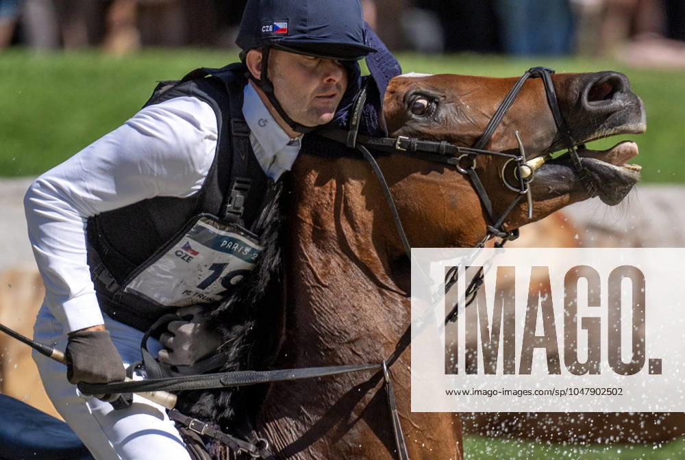 MIROSLAV TRUNDA s head collides with his horse on a jump during Cross country eventing Equestrian competition held on the grounds of the Palace of Versailles during the XXXIII Olympic Games, Olympische Spiele, Olympia, OS Paris 2024: Equestrian - ZUMAa35_ 20240728_zaf_a35_001