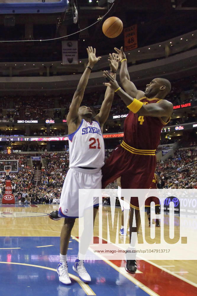 NBA, Basketball Herren, USA 2012: Cavaliers vs 76ers MAR 27 March 27, 2012: Cleveland Cavaliers power forward Antawn Jamison (4) goes up for the shot over Philadelphia 76ers forward Thaddeus Young (21)during the NBA game between the Cleveland Cavaliers and the Philadelphia 76ers at the Wells Fargo Center in Philadelphia, Pennsylvania. The Philadelphia 76ers beat the Cleveland Cavaliers, 103-85.(Credit Image: & 169; Chris Szagola Cal Media) Philadelphia Pennsylvania U.S.
