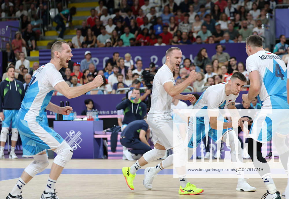 Paris 2024, Volleyball, Männer, Kanada - Slowenien (240728) -- PARIS, July 28, 2024 -- Players of Slovenia celebrate scoring during the men s preliminary round pool A volleyball match between Slovenia and Canada at Paris 2024 Olympic Games, Olympische Spiele, Olympia, OS in Paris, France, July 28, 2024. ) (PARIS2024)FRANCE-PARIS-OLY-VOLLEYBALL LixGang