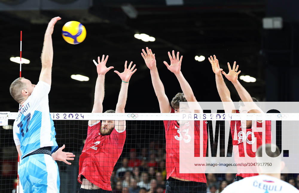 Paris 2024, Volleyball, Männer, Kanada - Slowenien (240728) -- PARIS, July 28, 2024 -- Tine Urnaut (1st L) of Slovenia spikes the ball during the men s preliminary round pool A volleyball match between Slovenia and Canada at Paris 2024 Olympic Games, Olympische Spiele, Olympia, OS in Paris, France, July 28, 2024. ) (PARIS2024)FRANCE-PARIS-OLY-VOLLEYBALL LixGang