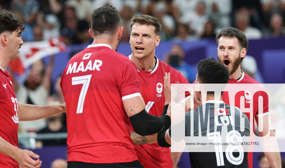 Paris 2024, Volleyball, Männer, Kanada - Slowenien (240728) -- PARIS, July 28, 2024 -- Arthur Szwarc (C) of Canada celebrates with teammates during the men s preliminary round pool A volleyball match between Slovenia and Canada at Paris 2024 Olympic Games, Olympische Spiele, Olympia, OS in Paris, France, July 28, 2024. ) (PARIS2024)FRANCE-PARIS-OLY-VOLLEYBALL LixGang