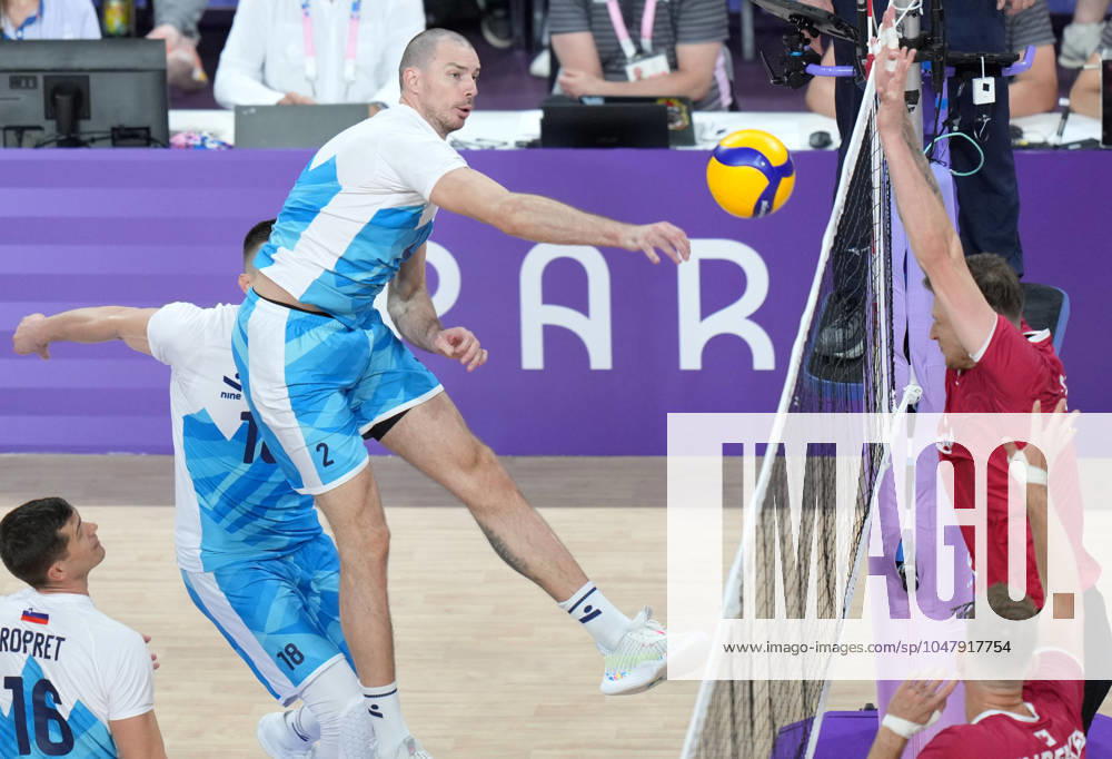Paris 2024, Volleyball, Männer, Kanada - Slowenien (240728) -- PARIS, July 28, 2024 -- Alen Pajenk (top) of Slovenia spikes the ball during the men s preliminary round pool A volleyball match between Slovenia and Canada at Paris 2024 Olympic Games, Olympische Spiele, Olympia, OS in Paris, France, July 28, 2024. ) (PARIS2024)FRANCE-PARIS-OLY-VOLLEYBALL LixGang
