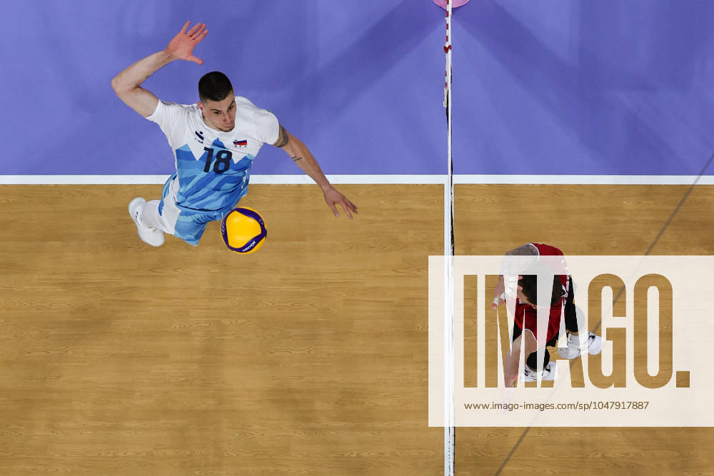 Paris 2024, Volleyball, Männer, Kanada - Slowenien (240728) -- PARIS, July 28, 2024 -- Klemen Cebulj (L) of Slovenia spikes during the men s preliminary round pool A match of volleyball between Canada and Slovenia in Paris, France, July 28, 2024. Chen Yichen) (PARIS2024)FRANCE-PARIS-OLY-VOLLEYBALL chenyichen