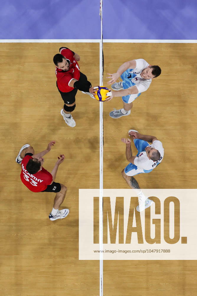 Paris 2024, Volleyball, Männer, Kanada - Slowenien (240728) -- PARIS, July 28, 2024 -- Stephen Timothy Maar (L,top) of Canada spikes during the men s preliminary round pool A match of volleyball between Canada and Slovenia in Paris, France, July 28, 2024. Chen Yichen) (PARIS2024)FRANCE-PARIS-OLY-VOLLEYBALL chenyichen
