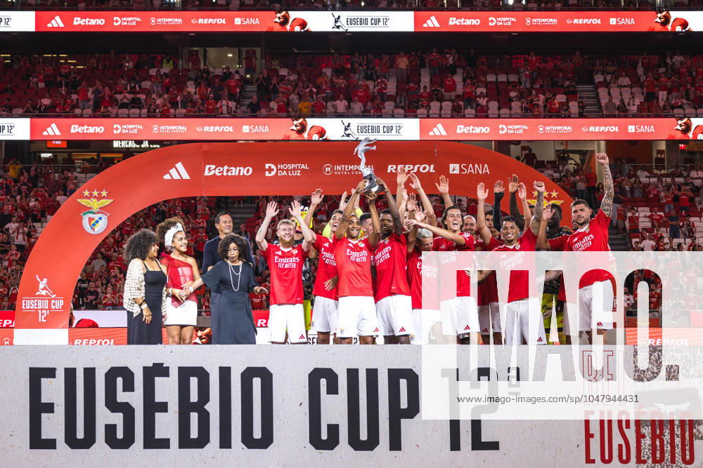 SL Benefica Vs Feyenoord in Lisbon, Portugal - 28 Jul 2024 SL Benfica players receive the Eusebio Cup Trophy at the end of the Pre-Season Friendly match between SL Benfica and Feyenoord at Estadio da Luz. (Final score: SL Benfica 5 - 0 Feyenoord) Lisbon Portugal