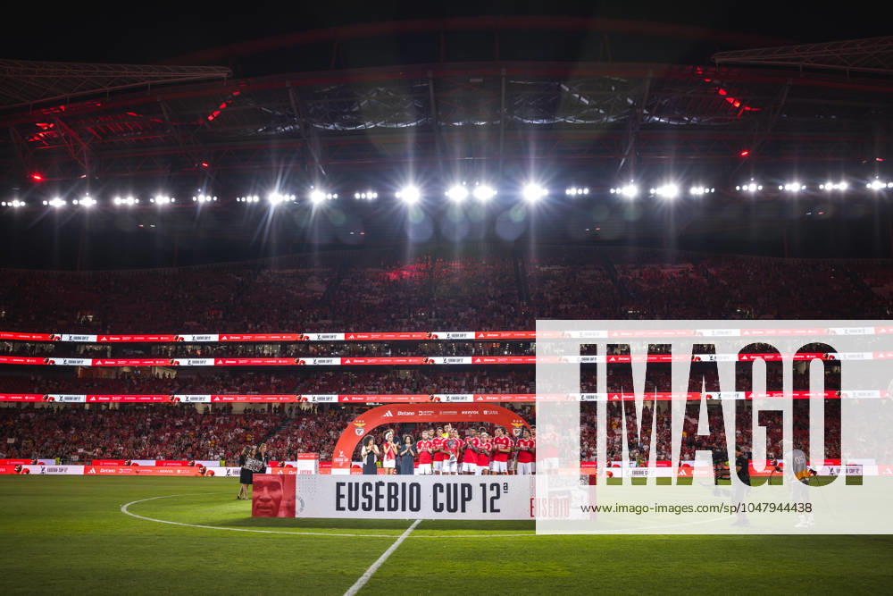 SL Benefica Vs Feyenoord in Lisbon, Portugal - 28 Jul 2024 SL Benfica players receive the Eusebio Cup Trophy at the end of the Pre-Season Friendly match between SL Benfica and Feyenoord at Estadio da Luz. (Final score: SL Benfica 5 - 0 Feyenoord) Lisbon Portugal