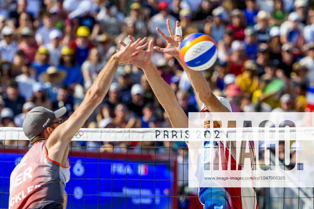 FRA, Summer Olympics Paris 2024, Beach Volleyball , Preliminary Round Group C, Match 3, Ehlers Wickler GER vs Bassereau Lyneel FRA 30 07 2024, Champ de Mars, Paris, FRA, Summer Olympics Paris 2024, Beach Volleyball , Preliminary Round Group C, Match 3, Ehlers Wickler GER vs Bassereau Lyneel FRA , in the picture Ehlers Nils GER scores the point against Bassereau Remi FRA nordphotoxGmbHx xStraubmeier nph00004