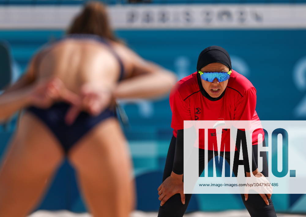 FRANCE, PARIS - JULY 30, 2024: Doaa Elghobashy of Egypt (R) competes in a women s Pool A - Preliminary Phase Beach volleyball, Beachvolleyball match at the 2024 Summer Olympic Games, Olympische Spiele, Olympia, OS by the Eiffel Tower on the Champ de Mars. Alexander Shcherbak TASS 72533474