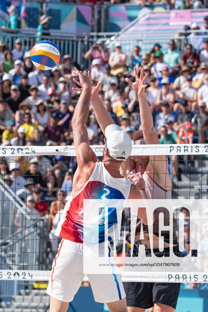 Julien Lyneel (FRA) - Volleyball de plage - Beach volleyball, Beachvolleyball Men’s Beach Volleybal event, Preliminary pool C during the Olympic Games, Olympische Spiele, Olympia, OS Paris 2024 JO 2024 : Volleyball de plage - Jeux Olympiques 2024 - Paris2024 - Paris - 30 07 2024 DPPI Panoramic