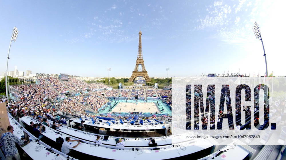 FRA, Summer Olympics Paris 2024, Beach Volleyball , Preliminary Round Group C, Match 3, Ehlers Wickler GER vs Bassereau Lyneel FRA 30 07 2024, Champ de Mars, Paris, FRA, Summer Olympics Paris 2024, Beach Volleyball , Preliminary Round Group C, Match 3, Ehlers Wickler GER vs Bassereau Lyneel FRA , in the picture feature Beach Volleyball Stadium Overview with the Eiffel Tower nordphotoxGmbHx xStraubmeier nph00004