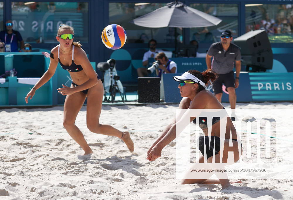 FRANCE, PARIS - JULY 30, 2024: Valentina Gottardi (L) and Marta Menegatti of Italy compete in a women s Pool A - Preliminary Phase Beach volleyball, Beachvolleyball match at the 2024 Summer Olympic Games, Olympische Spiele, Olympia, OS by the Eiffel Tower on the Champ de Mars. Alexander Shcherbak TASS 72534191