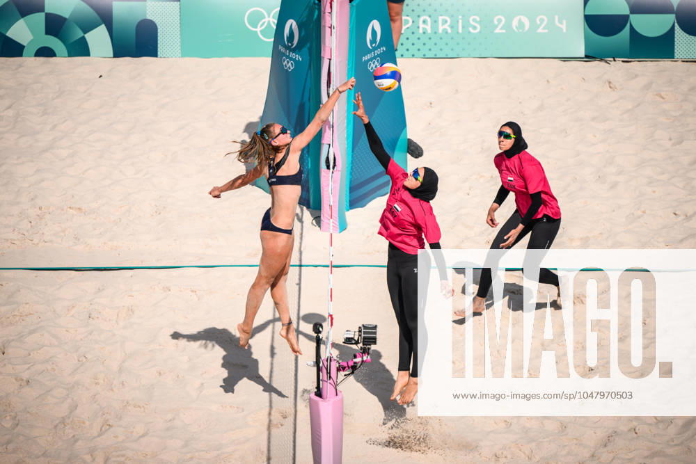 Paris, Eiffel Tower Stadium Beach volleyball, Olympic Games, preliminary round Valentina Gottardi ITA, left in net duel with Doaa Elghobashy EGY