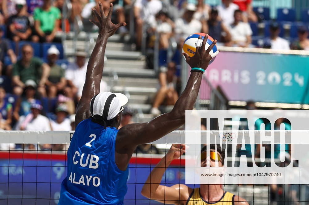FRANCE, PARIS - JULY 30, 2024: Jorge Luis Alayo Moliner of Cuba (L) and Andre Loyola Stein of Brazil compete in a men s Pool D - Preliminary Phase Beach volleyball, Beachvolleyball match at the 2024 Summer Olympic Games, Olympische Spiele, Olympia, OS by the Eiffel Tower on the Champ de Mars. Alexander Shcherbak TASS 72537302