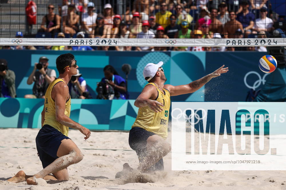 FRANCE, PARIS - JULY 30, 2024: Andre Loyola Stein (L) and George Suoto Maior Wanderley of Brazil compete in a men s Pool D - Preliminary Phase Beach volleyball, Beachvolleyball match between Brazil and Cuba at the 2024 Summer Olympic Games, Olympische Spiele, Olympia, OS by the Eiffel Tower on the Champ de Mars. Alexander Shcherbak TASS 72537105