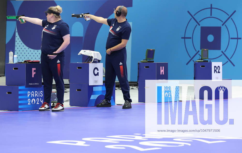 Sportschießen, Mixed Team 10m Luftpistole, Olympiasieger Zorana Arunovic und Damir Mikec (240730) -- CHATEAUROUX, July 30, 2024 -- Zorana Arunovic (L) Damir Mikec of Serbia compete during the 10m air pistol mixed team gold medal match of shooting between T¨¹rkiye and Serbia at the Paris 2024 Olympic Games, Olympische Spiele, Olympia, OS in Chateauroux, France, on July 30, 2024. ) (PARIS2024)FRANCE-CHATEAUROUX-OLY-SHOOTING ZhaoxDingzhe