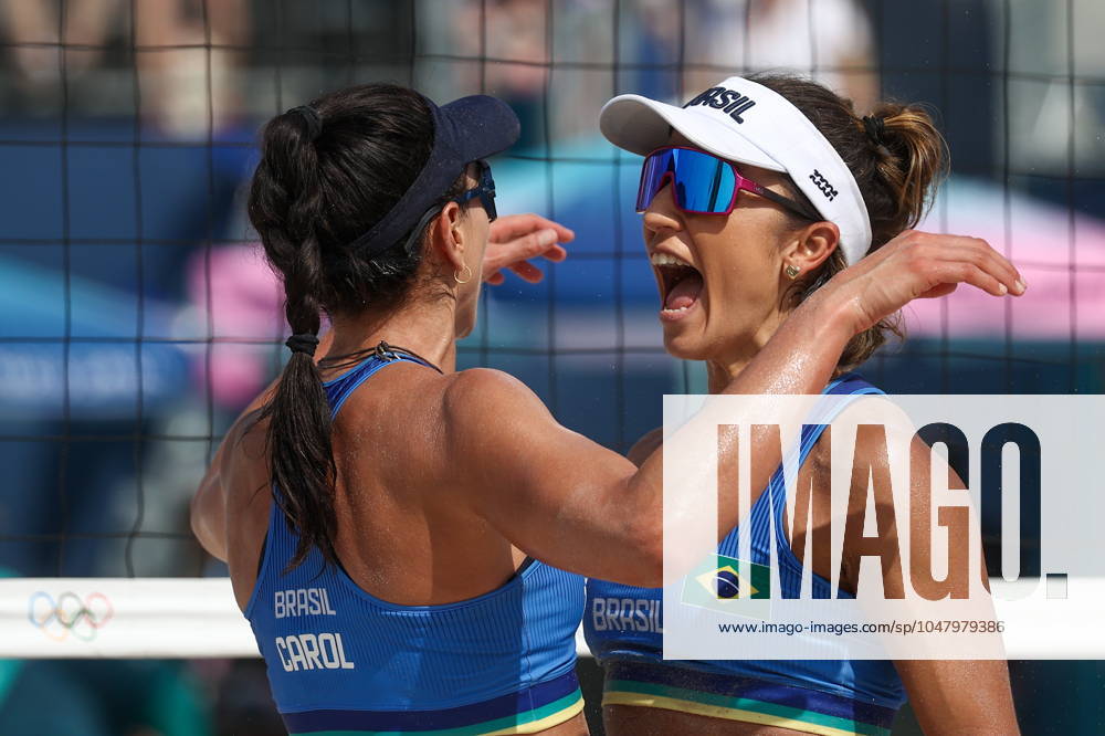 RUSSIA, PARIS - JULY 30, 2024: Brazil s Carolina Solberg Salgado (L) and Barbara Seixas de Freitas play a womenâ€s Pool E Beach volleyball, Beachvolleyball match against Lithuania during the 2024 Summer Olympics at the Eiffel Tower Stadium on the Champ de Mars. Alexander Shcherbak TASS 72546151