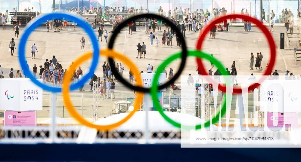 PARIS - The Olympic rings of the Beach volleyball, Beachvolleyball stadium under the Eiffel Tower. ANP IRIS VAN DEN BROEK ANPxSportx IVx 504656605 originalFilename: 504656605