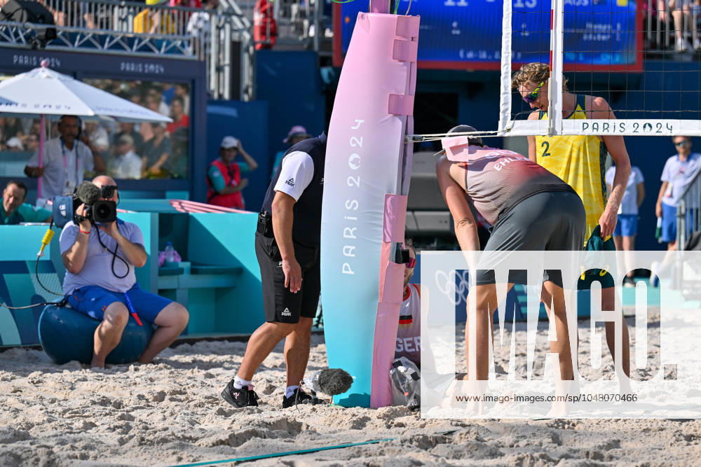 Olympic Games Beach Volleyball Paris 01 08 2024 Preliminary round, Men, GER AUS, Clemens Wickler 2, GER , trips over microphone on net post and injures himself slightly, gets upset, pulls the microphone out of the sand and throws it to the side