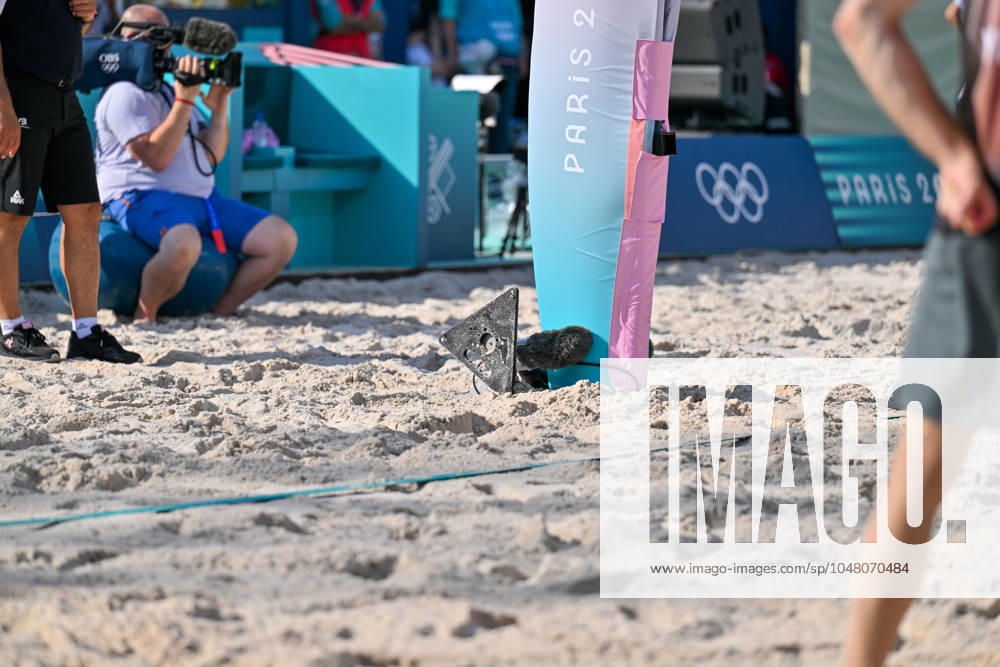 Olympic Games Beach Volleyball Paris 01 08 2024 Preliminary round, Men, GER AUS, Clemens Wickler trips over the microphone, which is set up on the net post, towards the court Wickler then pulls it out of the sand and throws it backwards